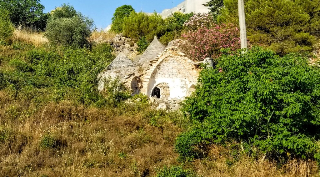 Photograph of a collapsed stone trullo.